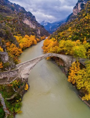 Havadan görünümü bir sonbahar günü, Yunanistan Konitsa eski köprü ve Aoos Nehri.