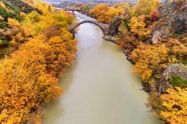 Havadan görünümü bir sonbahar günü, Yunanistan Konitsa eski köprü ve Aoos Nehri.