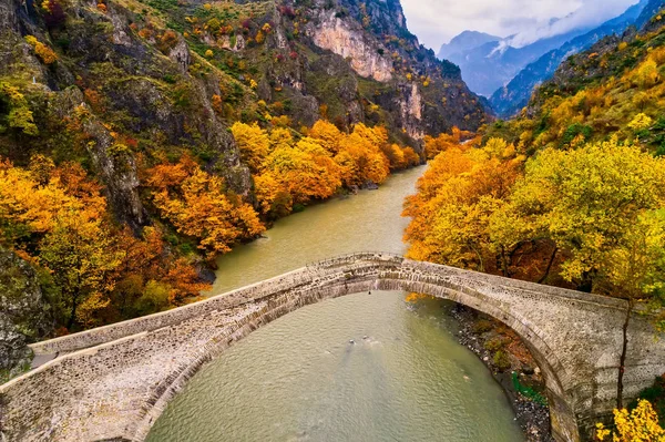 Luftaufnahme Von Konitsa Alte Brücke Und Aoos Fluss Ein Herbsttag — Stockfoto