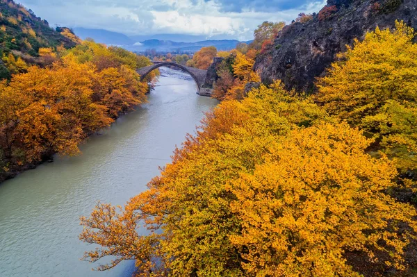 Vista Aérea Del Puente Viejo Konitsa Del Río Aoos Día — Foto de Stock