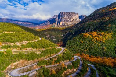Hava görünümünü sonbahar ve il yol Vikos vadide birçok zigzag Epirus Zagorohoria, Yunanistan ile. Milli Parkı