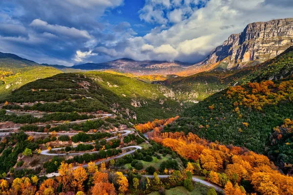 上空からの眺め イピロスの Zagorohoria ギリシャの多くのジグザグと秋と地方の道路で Vikos 国立公園 — ストック写真