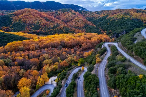 上空からの眺め イピロスの Zagorohoria ギリシャの多くのジグザグと秋と地方の道路で Vikos 国立公園 — ストック写真