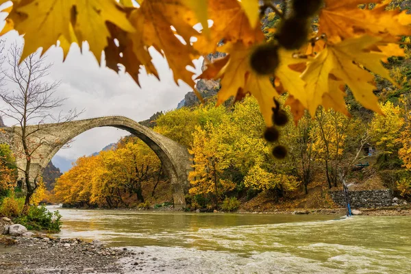Παλιά Πέτρινη Γέφυρα Κόνιτσας Και Αώος Ποταμός Μια Φθινοπωρινή Μέρα — Φωτογραφία Αρχείου