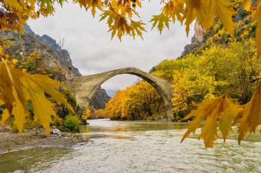 Eski taş köprü bir sonbahar günü, Epir, Batı Yunanistan Konitsa ve Aoos Nehri
