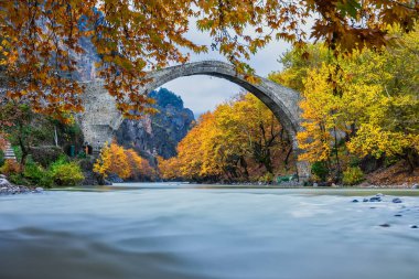 Eski taş köprü bir sonbahar günü, Epir, Batı Yunanistan Konitsa ve Aoos Nehri. (Yumuşak odak) Uzun pozlama ND filtre kullanma