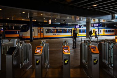 Lahey, Hollanda - 6 Temmuz 2018: Hollanda'daki Lahey Merkez Tren İstasyonu.