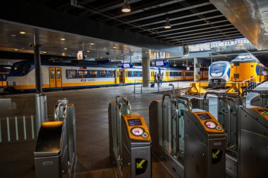 Lahey, Hollanda - 6 Temmuz 2018: Hollanda'daki Lahey Merkez Tren İstasyonu.