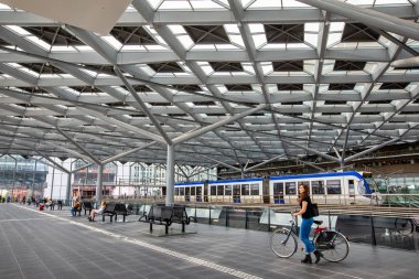 Lahey, Hollanda - 6 Temmuz 2018: Hollanda'daki Lahey Merkez Tren İstasyonu.