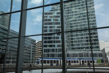 Den Haag, Hollanda - 6 Temmuz 2018: Ofis ve binaları Lahey Merkez tren gördüm