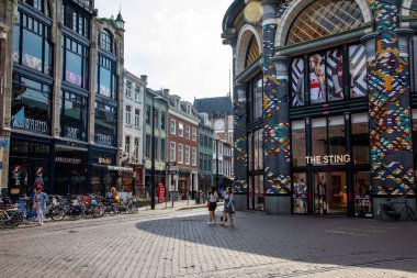 Den Haag, Hollanda - 6 Temmuz 2018: Den Haag şehir merkezi bar ve mağaza alışveriş caddeleri boyunca dolu. Üçüncü büyük kenti ülkede ve Nord Holland bir il.