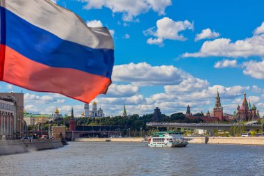 Moskova, Rusya - 13 Ağustos 2018: Moskova tarihi merkezinde binalarda bir arka plan üzerinde yüzen turist tekneleri