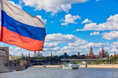 Moskova, Rusya - 13 Ağustos 2018: Moskova tarihi merkezinde binalarda bir arka plan üzerinde yüzen turist tekneleri