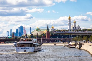 Moskova, Rusya - 13 Ağustos 2018: Moskova tarihi merkezinde binalarda bir arka plan üzerinde yüzen turist tekneleri