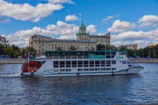 Moscow Oroszország Augusztus 2018 Turisztikai Hajók Úszó Háttér Épülete Moszkva — Stock Fotó