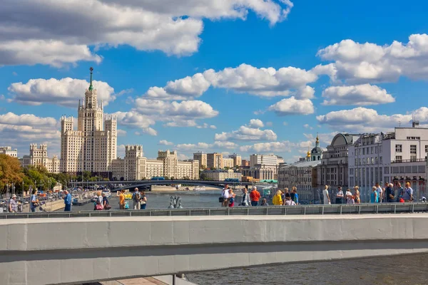 Moscou Rússia Agosto 2018 Pessoas Estão Andando Uma Ponte Flutuante — Fotografia de Stock