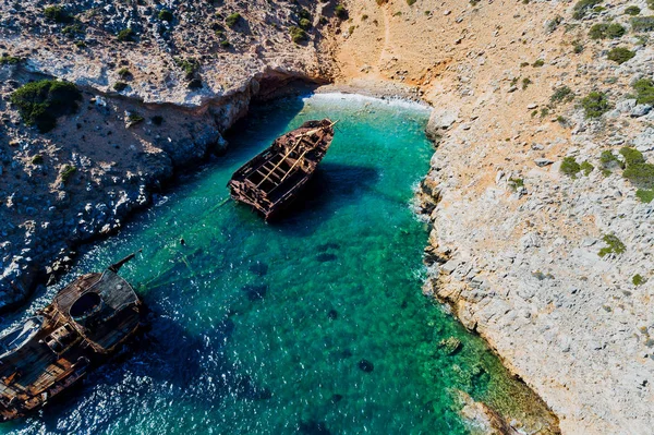 มมองทางอากาศของ Shipwreck Olympia ในเกาะ Amorgos Cyclades — ภาพถ่ายสต็อก