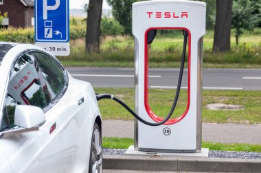Horst, Hollanda - 25 Haziran 2018: Tesla süper şarj istasyonu Horst. Tesla Supercharger istasyonları Tesla araba hızlı kullanılıyorsa, ağ içindeki bir 30 dk olmak için izin.