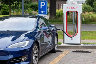 Horst, Hollanda - 25 Haziran 2018: Tesla süper şarj istasyonu Horst. Tesla Supercharger istasyonları Tesla araba hızlı kullanılıyorsa, ağ içindeki bir 30 dk olmak için izin.