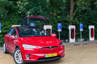 Horst, Hollanda - 25 Haziran 2018: Tesla süper şarj istasyonu Horst. Tesla Supercharger istasyonları Tesla araba hızlı kullanılıyorsa, ağ içindeki bir 30 dk olmak için izin.