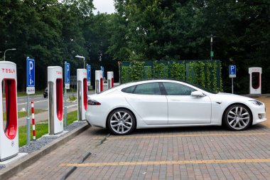 Horst, Hollanda - 25 Haziran 2018: Tesla süper şarj istasyonu Horst. Tesla Supercharger istasyonları Tesla araba hızlı kullanılıyorsa, ağ içindeki bir 30 dk olmak için izin.