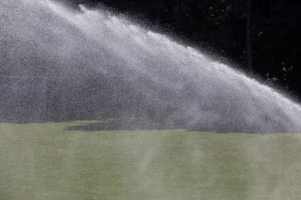 Sistem Sprinkler Bekerja Pada Rumput Hijau Segar Stadion Sepak Bola — Stok Foto