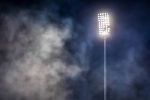 球场灯和烟雾 — 图库照片