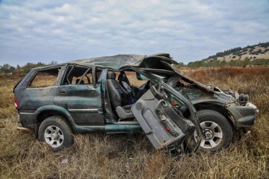 Thessaloniki, Yunanistan - 13 Kasım 2018: Bir ölü ve dokuz yaralı kaçak göçmen Egnatia otoyolu Selanik'te bir yan yol üzerinde trafik kazası raporu vardır