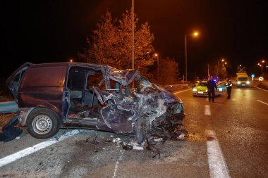 Asprovalta, Yunanistan - 9 Kasım 2018: Bir ölü ve Yirmi dört yaralı yasadışı göçmenler ile olan trafik kazası bir Van Egnatia Otoyol, Asprovalta belirtilmişti kamyon tarafından rapor