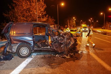 Asprovalta, Yunanistan - 9 Kasım 2018: Bir ölü ve Yirmi dört yaralı yasadışı göçmenler ile olan trafik kazası bir Van Egnatia Otoyol, Asprovalta belirtilmişti kamyon tarafından rapor