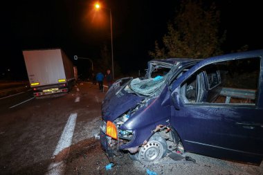 Asprovalta, Yunanistan - 9 Kasım 2018: Bir ölü ve Yirmi dört yaralı yasadışı göçmenler ile olan trafik kazası bir Van Egnatia Otoyol, Asprovalta belirtilmişti kamyon tarafından rapor