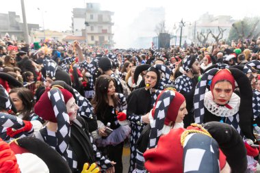 Xanthi, Yunanistan - 18 Şubat 2018: İskeçe içinde yıllık karnaval geçit töreni sırasında renkli kostümler giymiş insanlar, Greece.The de mahalle ülkeler arasında çok popüler bir olaydır.