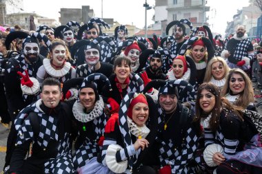 Xanthi, Yunanistan - 18 Şubat 2018: İskeçe içinde yıllık karnaval geçit töreni sırasında renkli kostümler giymiş insanlar, Greece.The de mahalle ülkeler arasında çok popüler bir olaydır.