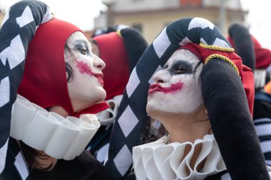 Xanthi, Yunanistan - 18 Şubat 2018: İskeçe içinde yıllık karnaval geçit töreni sırasında renkli kostümler giymiş insanlar, Greece.The de mahalle ülkeler arasında çok popüler bir olaydır.