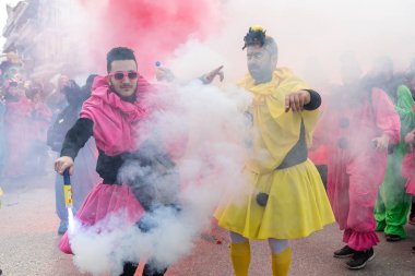 Xanthi, Yunanistan - 18 Şubat 2018: İskeçe içinde yıllık karnaval geçit töreni sırasında renkli kostümler giymiş insanlar, Greece.The de mahalle ülkeler arasında çok popüler bir olaydır.