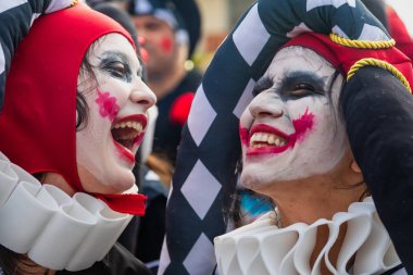 Xanthi, Yunanistan - 18 Şubat 2018: İskeçe içinde yıllık karnaval geçit töreni sırasında renkli kostümler giymiş insanlar, Greece.The de mahalle ülkeler arasında çok popüler bir olaydır.