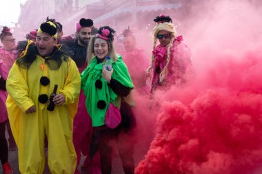 Xanthi, Yunanistan - 18 Şubat 2018: İskeçe içinde yıllık karnaval geçit töreni sırasında renkli kostümler giymiş insanlar, Greece.The de mahalle ülkeler arasında çok popüler bir olaydır.