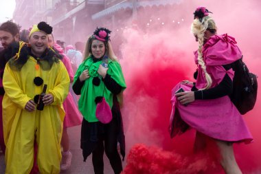 Xanthi, Yunanistan - 18 Şubat 2018: İskeçe içinde yıllık karnaval geçit töreni sırasında renkli kostümler giymiş insanlar, Greece.The de mahalle ülkeler arasında çok popüler bir olaydır.