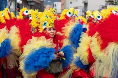 Xanthi, Yunanistan - 18 Şubat 2018: İskeçe içinde yıllık karnaval geçit töreni sırasında renkli kostümler giymiş insanlar, Greece.The de mahalle ülkeler arasında çok popüler bir olaydır.