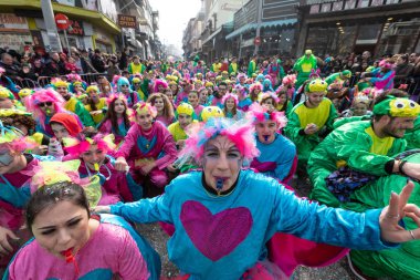Xanthi, Yunanistan - 18 Şubat 2018: İskeçe içinde yıllık karnaval geçit töreni sırasında renkli kostümler giymiş insanlar, Greece.The de mahalle ülkeler arasında çok popüler bir olaydır.
