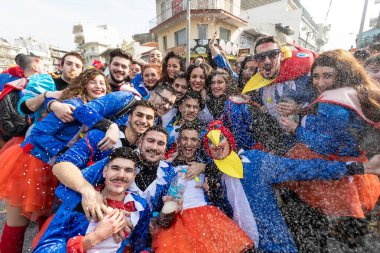 Xanthi, Yunanistan - 18 Şubat 2018: İskeçe içinde yıllık karnaval geçit töreni sırasında renkli kostümler giymiş insanlar, Greece.The de mahalle ülkeler arasında çok popüler bir olaydır.
