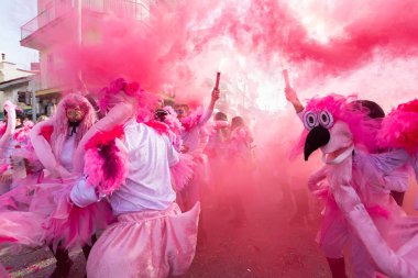 Xanthi, Yunanistan - 18 Şubat 2018: İskeçe içinde yıllık karnaval geçit töreni sırasında renkli kostümler giymiş insanlar, Greece.The de mahalle ülkeler arasında çok popüler bir olaydır.