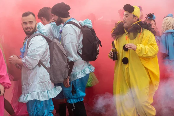 Xanthi Griechenland Februar 2018 Menschen Farbenfrohen Kostümen Beim Jährlichen Karnevalsumzug — Stockfoto