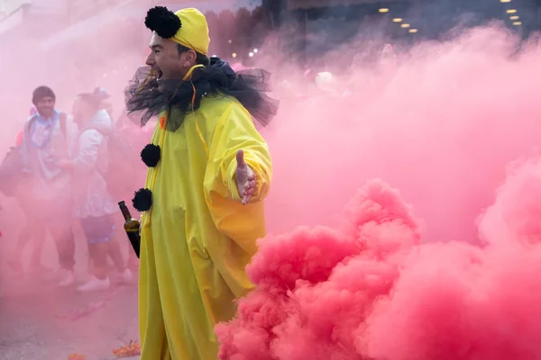 Xanthi Kreikka Helmikuuta 2018 Värikkäisiin Pukuihin Pukeutuneet Ihmiset Vuosittaisen Karnevaaliparaatin — kuvapankkivalokuva