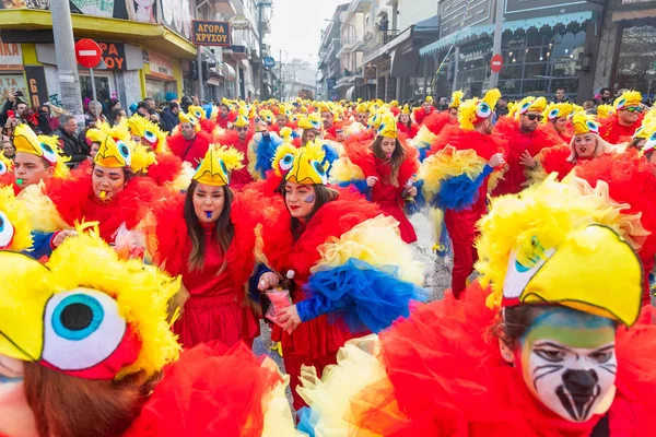 クサンティ ギリシャ 2018 クサンティで毎年恒例のカーニバルのパレード中にカラフルな衣装に身を包んだ人々 モアウィ イベントは近隣諸国にも非常に人気のあります — ストック写真