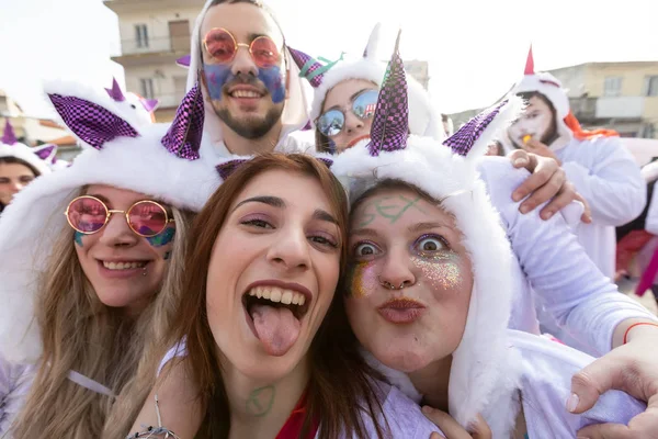 Xanthi, Yunanistan - 18 Şubat 2018: İskeçe içinde yıllık karnaval geçit töreni sırasında renkli kostümler giymiş insanlar, Greece.The de mahalle ülkeler arasında çok popüler bir olaydır.