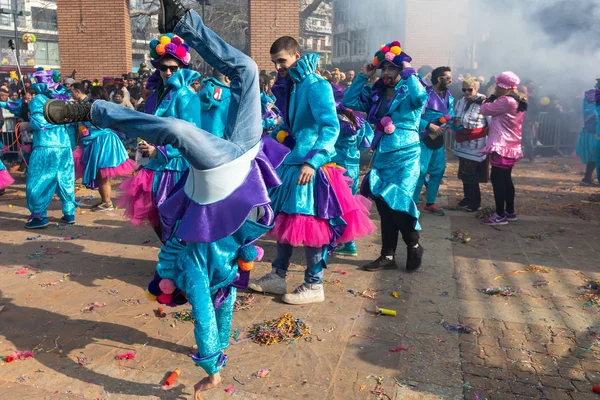 クサンティ ギリシャ 2018 クサンティで毎年恒例のカーニバルのパレード中にカラフルな衣装に身を包んだ人々 モアウィ イベントは近隣諸国にも非常に人気のあります — ストック写真