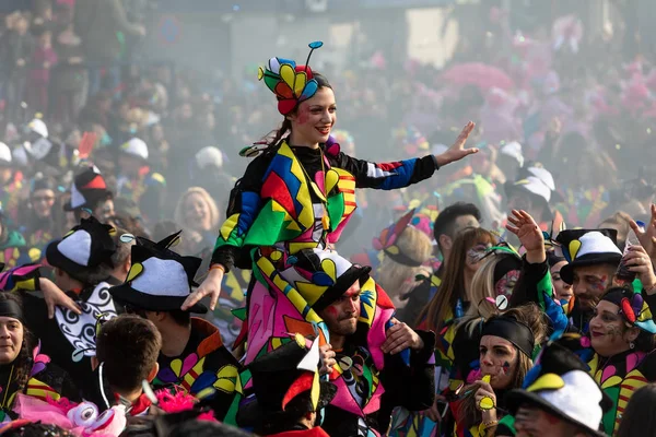 Xanthi 2018年 2月18日 在希腊 Xanthi 举行的一年一度的狂欢节游行中 人们身着五颜六色的服装 — 图库照片