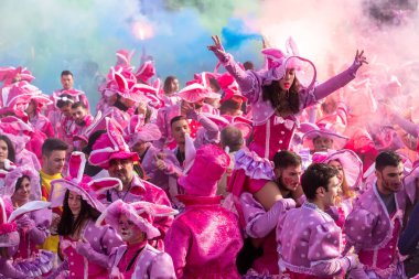 Xanthi, Yunanistan - 18 Şubat 2018: İskeçe içinde yıllık karnaval geçit töreni sırasında renkli kostümler giymiş insanlar, Greece.The de mahalle ülkeler arasında çok popüler bir olaydır.