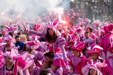 Xanthi, Yunanistan - 18 Şubat 2018: İskeçe içinde yıllık karnaval geçit töreni sırasında renkli kostümler giymiş insanlar, Greece.The de mahalle ülkeler arasında çok popüler bir olaydır.